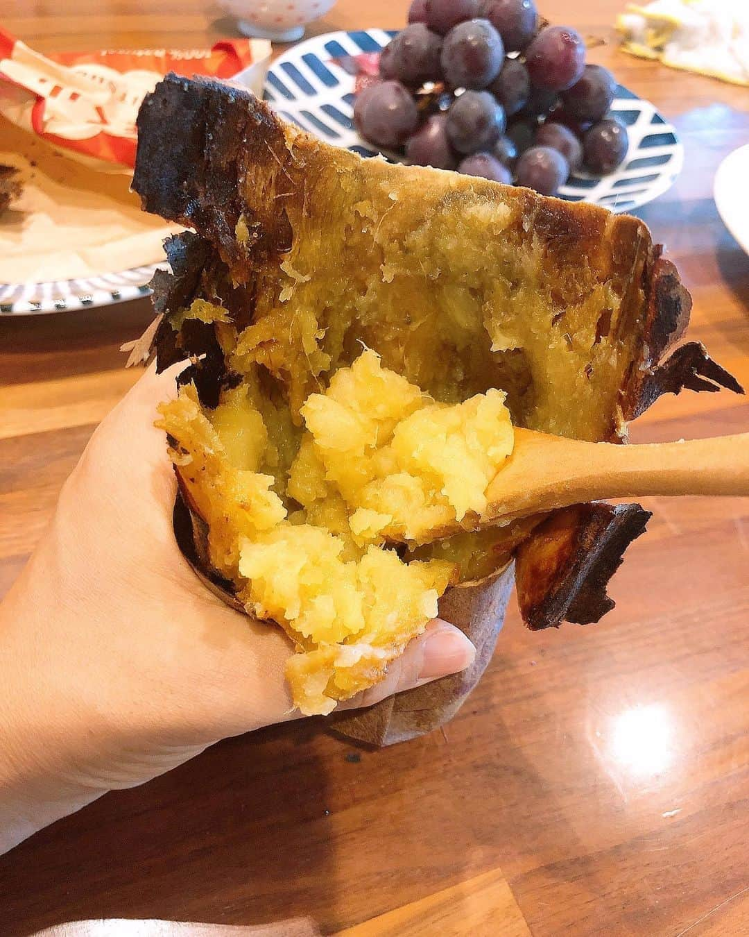 みきママさんのインスタグラム写真 - (みきママInstagram)「【ランチはビールで乾杯です〜！！】  ランチは大好きな焼き芋や葡萄を買ってきて、ビールで乾杯です〜！！  チキンは最近ハマってる鶏の塩麹焼きです！！  すると、杏ちゃん「焼き芋、スプーンで食べたら、プリンみたいだよ。」ってさ。ネイルも自分でアレンジして塗ったようです。  確かに、スプーンで食べたらプリンみたいで食べやすい！！  ぶどうを食べてたら、お尻ぶどうが出てきました。何だかのんびり幸せなランチタイムだな。  #みきママ　#ランチ　#乾杯」8月29日 13時54分 - mikimama_official