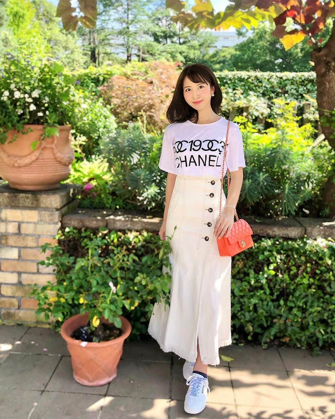 のインスタグラム：「🍊🕊🧡🍁 𝑶𝒓𝒂𝒏𝒈𝒆 𝒂𝒏𝒅 𝑾𝒉𝒊𝒕𝒆♡ こんにちは😊 白Tシャツ✖️白デニムスカートの 爽やかコーデでお散歩しました🐾 . もうすぐ秋ということもあり最近は オレンジやブラウンに目がいく🐶🤎 . 今年の秋はパープルとグレーも着こなしたいな💕 . . 週末は久しぶりにプチ遠出してきます😌 次の投稿もお楽しみに…♪ . . 皆さん、熱中症・感染対策に気をつけながら 素敵な週末をお過ごしください(∗ ˊᴗˋ ∗)✨✨ . . Tshirt/Shoes/Bag：#chanel #シャネル Skirt：#mercuryduo . . #休日コーデ #土曜日 #お休み #のんびり #ゆるコーデ #リラックス #夏コーデ #爽やか #涼しげ #tシャツコーデ #ホワイトコーデ #マトラッセ #リラックスコーデ #スニーカーコーデ #スニーカー #公園 #公園コーデ #お散歩  #夏の思い出」