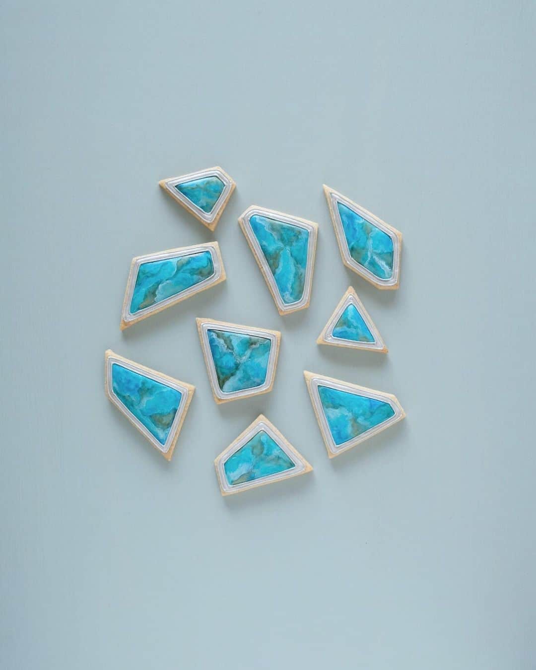 のインスタグラム：「Turquoise cookies 💎﻿ ﻿ ターコイズクッキー。 1番作りたいのはオパールなんだけど、透明感とか発光してる感じとか、アイシングでどうにか表現できないかなぁ、と考える日々。。﻿ 今度挑戦してみよう💭﻿ ﻿ #artofkunika」