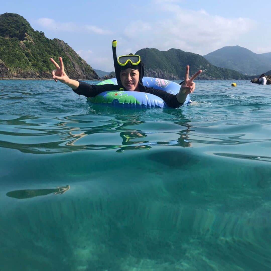 福田葉子さんのインスタグラム写真 - (福田葉子Instagram)「70歳になっても水着を着る人生を過ごしていたい。それが私の願いです。 物心つく前から父の故郷、鹿児島の志布志湾の荒波に放り込まれて夏はとにかく海へ！という家で育ち。長年スイミングスクールにも通い泳ぎと潜るのは大の得意。まさかこの年になっても浮き輪で浮いてるとは思いもしませんでしたが、人は案外変わらないもの。殊に好きなものにおいてはね。水着を着る＝とびきり楽しい時間が待っている。 海外のビーチでは年齢も体型も気にせず堂々と水着を着て、海や太陽を満喫する大人の姿が当たり前でとてもいい。日本ももっとのびのびとおおらかな水辺の風景になりますように。水着なんて単なる「水に入る時に着るもの」だよ。実用性以外の何でもない。最近は日焼け防止でラッシュガードなど上着着用も常識だし。水着着られないから泳がない…なんてもったいないと思う。 20代からダイビング、シュノーケリングを嗜み、休みといえばリゾートへ飛んでく私にとって、水着のシーンは人生になくてはならないもの。最高に幸せな瞬間と共にあるもの。いつまでもいくつになっても楽しい水着ライフを永遠に。 今回は一泊なのに何度もプールを満喫するために水着3着持ってった。半乾きだとやだもんね。月を眺めながらのナイトプールも日の出と共に飛び込んだ早朝プールも最高でした。全部ハワイのプアラニのビキニ。サーファー御用達だけあってずれなくて動きやすくてこれまた最高です。 #love #swimwear #swimming #sea #pool #life #lovemylife #wish #水着　#人生　#願い」8月29日 14時08分 - yoyoyokoko
