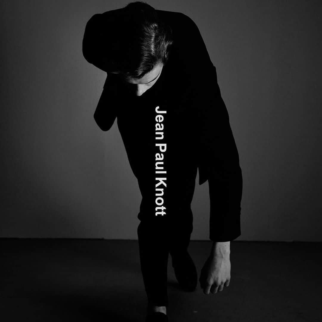 ジャンポールノットさんのインスタグラム写真 - (ジャンポールノットInstagram)「#jeanpaulknott #brussels #belgiumdesign #minimaldesign #movement #comfort #ease #blackforever #fallwinter20202021」8月29日 14時00分 - jeanpaulknott