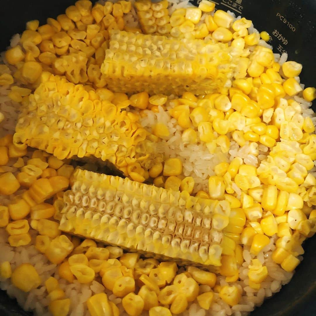 久保田磨希さんのインスタグラム写真 - (久保田磨希Instagram)「めっちゃ美味。 旬のものを食べようキャンペーンをしている我が家。 トウモロコシの炊き込みご飯🌽 お米3合 とうもろこし1.5本 醤油大さじ1.5 酒大さじ3 バター30グラム を混ぜていつもの水加減で炊いたら もう無限に食べられる💦 大人は胡椒かけたらまだグッと美味がアップしました‼️ #久保田磨希 #旬のもの #とうもろこしご飯  #美味でございます」8月29日 14時01分 - maki_kubota1973