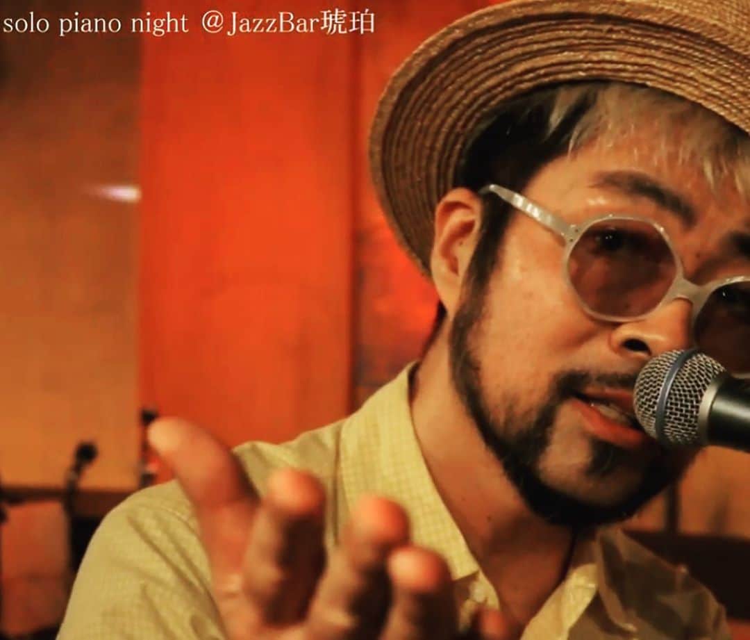 SWING-O a.k.a. 45さんのインスタグラム写真 - (SWING-O a.k.a. 45Instagram)「SOLO PIANO Live&Stream 来店and配信ご覧頂きありがとうございました✋しばらくこれからも続けていきますね。次回は9月25日金曜日です！  下記は昨日のセットリストになります。1週間ほどはアーカイブ残します。昨日は歌いまくって、ストンプボックス踏みまくりました！  8.28 SWING-O solo piano livestream #8  1st stage 05:20 free~"Misto" Lava(SWING-O曲) 10:00 “Leeloo” #AAAMYYY 14:06 “Ponta De Areia” #miltonnascimento  19:33 “Dolores' Boyfriend” #AllenToussaint  23:30 “風に吹かれて” #BobDylan 29:54 “アイアム主人公” #中村佳穂 35:30 “心理学” #オリジナルラブ 40:20 “Taj Mahal” #JorgeBen  2nd stage 1:07:36 “ゴロワーズを吸ったことがあるかい” #ムッシュかまやつ  1:14:25 “FUNKがしたいんだどしても” #堂本剛 1:20:00 “風船男” #岡本定義 1:25:57 “どこまで続く FK替え歌” 1:31:30 “ちょうどいい” #Rhymester 1:37:37 “Sangria” #TaniaMaria 1:42:25 “アソボ” #FLYINGKIDS 1:47:18 "Still Crazy After All These Years 時の流れに" #PaulSimon 1:54:10 "Freestyle 8.28.2020~どこかの国の首相が辞任した日"  YouTubeチャンネル jazzbar琥珀 にて https://youtu.be/KKcZYS7-Oao」8月29日 14時04分 - swingo45