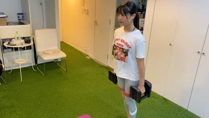 西本ヒカルのインスタグラム：「・ 🧚🏼‍♀️トレーニング動画 たまに足のステップがわからなくなる時もあるけど。。🤫笑 すごく効くのでおすすめです💪🏻 #ヒップアップ #トレーニング」
