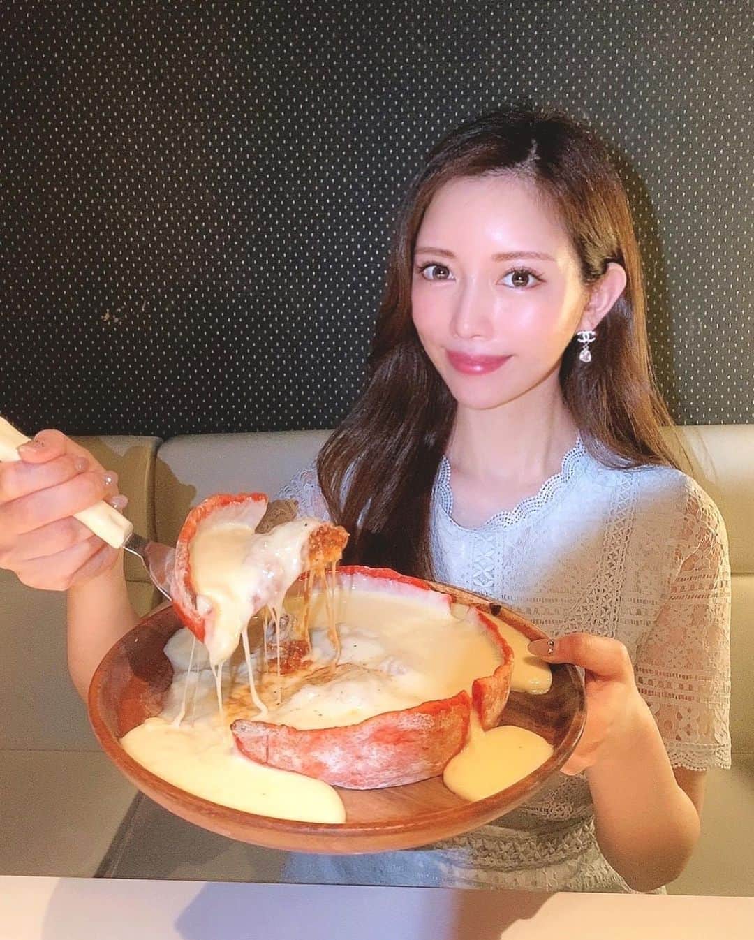 のインスタグラム：「トロっトロ〜🥰  大人気のシカゴピザを食べに アークラウンジ新宿西口駅前店へ行きました💕 【@arklounge_shinjuku】  ケーキみたいな見た目のピザ🍕  切ると、驚くほどトロトロの濁流チーズの大洪水！！ お味も濃厚で、とっっても美味しかったです😋 これは絶対に食べて欲しいピザ♩  他にもカルパッチョやアヒージョ、スイーツも完食❣️ どれも美味しかったぁ〜⭐︎  デートや女子会におすすめのお店💒 ・ ・ ・ ・ ・ ・ ・ ・  #チーズ #チーズ専門店 #チーズたっぷり #新宿ディナー #新宿グルメ #arklounge_shinjuku」