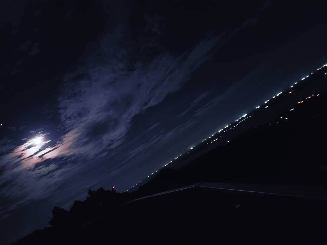 八木さやさんのインスタグラム写真 - (八木さやInstagram)「月の器からの景色。今までもこれからも、いろんなことがあっても壱岐島の景色が癒してくれます。昨日の夜は漁火がたくさんあって綺麗でした✨」8月29日 14時14分 - yagisaya_garden