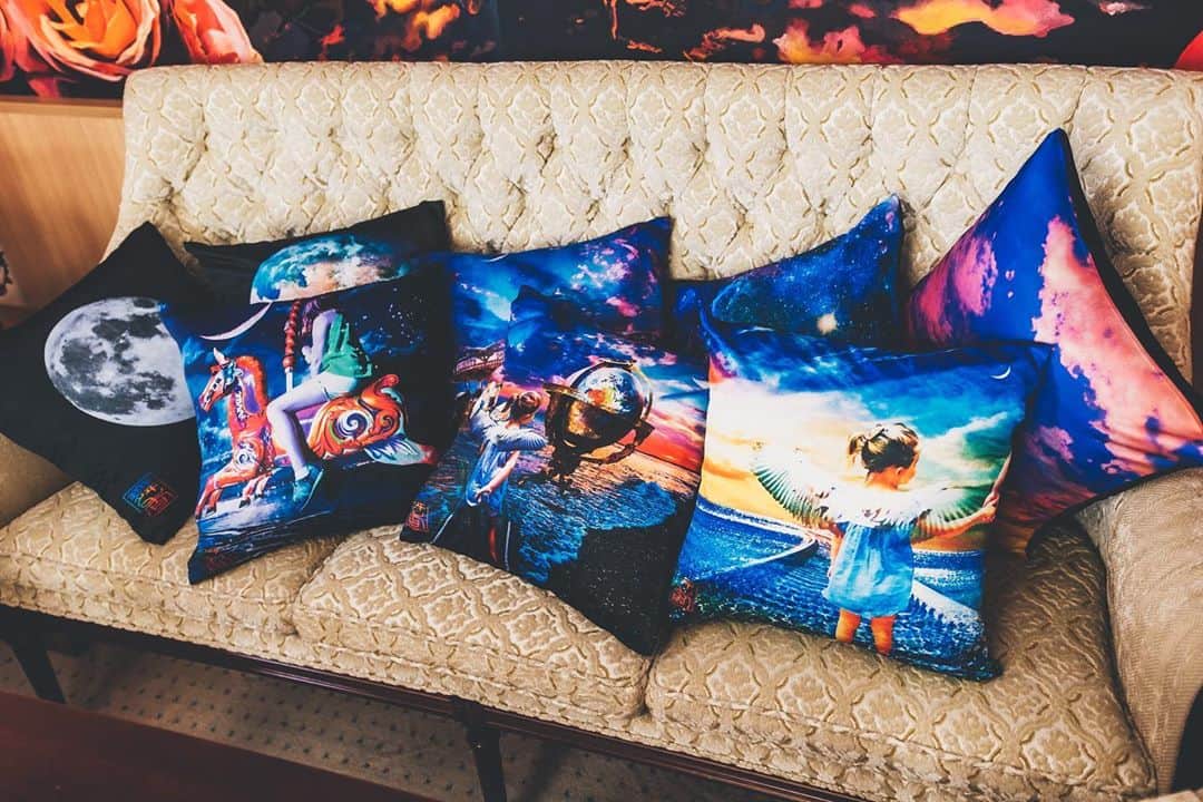 のインスタグラム：「Original cushion  . . http://maika-k.com Email: maika.k.muscovite@gmail.com . . #壁画 #壁画師 #mural #muralist #muralpainting #art #illustration #drawing #draw  #acrylicpaint #wallpainting #contemporaryart #contemporarypainting #wallpaint #interiordesign #arts #exhibition #earth #gallery #masterpiece #amsterdam #creative #artwork #acrylic #acrylicpainting  #artworks #絵画 #絵  #modernart @artsy @londonartfair @vanartgallery @themuseumofmodernart @coldplay @artnet @artnewsmag @beautifulbizarremagazine @theguideartists @holbein_art @holbeinartistmaterials @holbein.my @holbein_korea」