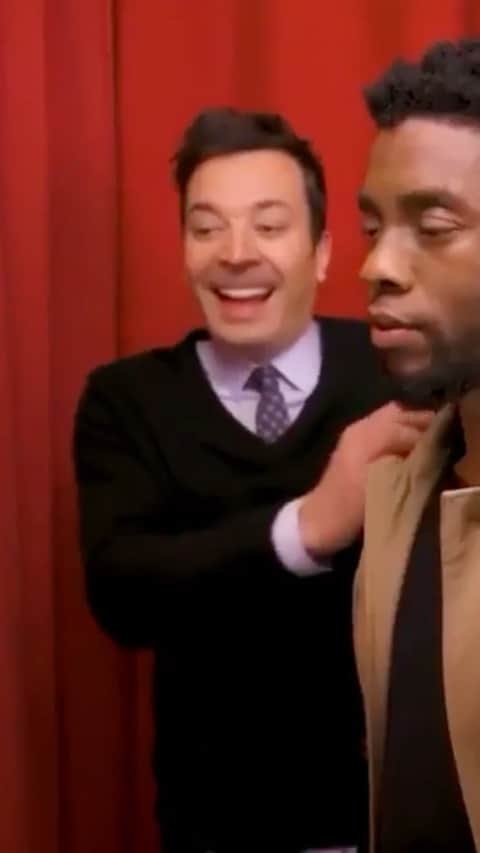 アマンダ・デ・カディネットのインスタグラム：「What a heartbreaking loss today . Repost from @inezandvinoodh This was February of 2018, and we now know Chadwick was battling cancer even then, and @JimmyFallon found a great way for fans to say how much he meant to them and for him to surprise them.」