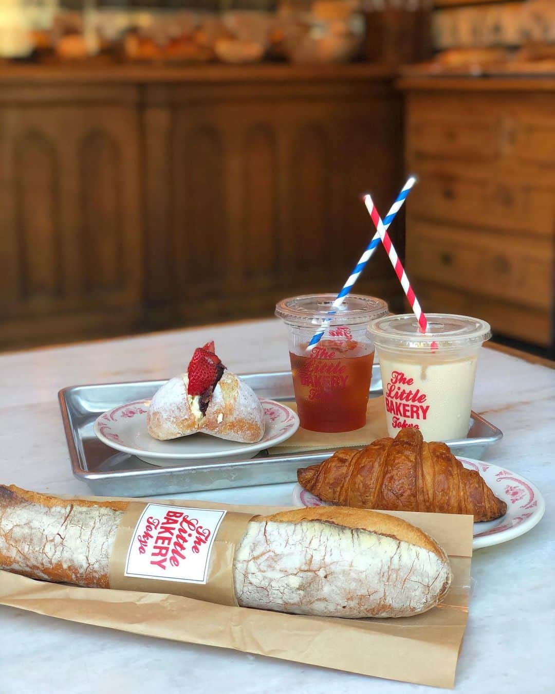 蘭子さんのインスタグラム写真 - (蘭子Instagram)「. 名前からキュン♡としちゃう、小さなパン屋さん "The Little Bakery Tokyo"🥰👩🏻‍🍳🥖 . 店内もパンも全てがオシャレで可愛いが詰まりすぎっ！😍 アンティークっぽい雰囲気がたまりませぬ😍 . 明治神宮前駅から徒歩3分と立地も👌 . 海外みたいな映え写真がたっくさん撮れちゃうよ🥰❣️ . イートインもテイクアウトも出来ます✨ . おすすめは、フランスパンを抱えて、苺あんバターボールをほうばるっ❤️笑 . 全て国産小麦を使ってるみたいたりと こだわりを感じます☺️🌾 . . . ✅東京都渋谷区神宮前6-12-6 J-cube C 1階 ✅9時～19時 . #thelittlebakerytokyo#原宿カフェ#原宿ランチ#明治神宮前カフェ #渋谷#渋谷カフェ#アフタヌーンティー#アフタヌーンティー巡り#東京カフェ#銀座#銀座カフェ#銀座ランチ#今日のコーデ#きょコ #代官山カフェ#表参道カフェ#表参道ランチ#女子会コーデ#おしゃれさんと繋がりたい#おしゃれな人と繋がりたい#カフェ巡り#アフタヌーンティー#カフェ好きな人と繋がりたい#カフェ部」8月29日 14時21分 - xx_ranko_xx