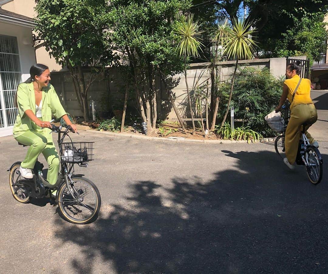 桐島かれんさんのインスタグラム写真 - (桐島かれんInstagram)「緑と黄色でハデな娘たち。 この暑さのなか、自転車で遠くの公園へ。」8月29日 14時35分 - houseoflotuskaren