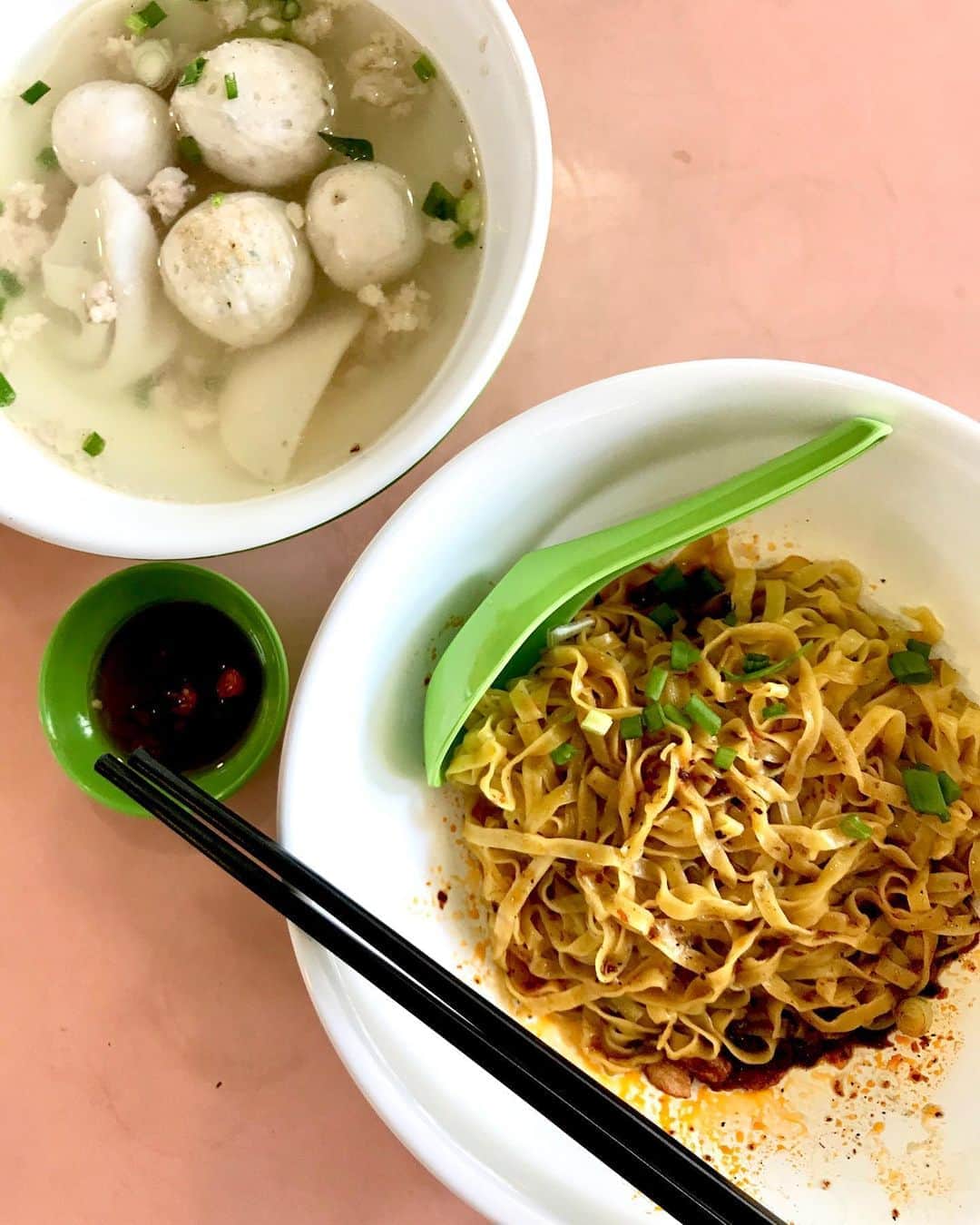 Li Tian の雑貨屋さんのインスタグラム写真 - (Li Tian の雑貨屋Instagram)「Craving for Meeeeee Pok 🐷   Had ordered bak chor mee pok dry but still looked like fishball meepok dry to me. This stall is famous for the handmade fishballs but turned out that the noodles stole all the attention away 😆 Guess chilli sauce makes everything better   • • • #singapore #yummy #love #sgfood #foodporn #igsg #グルメ #instafood #gourmet #beautifulcuisines #onthetable #sgeatout #cafe #sgeats #f52grams #sgcafe #streetfood #feedfeed  #foodsg #savefnbsg #sgblog #sgpromo #fishball #lunch #sghawker」8月29日 14時36分 - dairyandcream