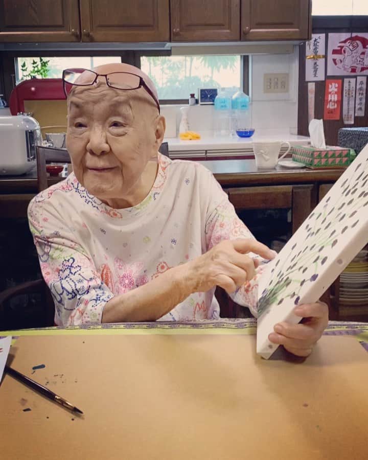 瀬戸内寂聴のインスタグラム：「油絵の描き方がわからなくて、 水彩画みたく描いてしまいました🤣 難しい！  #インスタ73回目 #瀬戸内寂聴 #油絵 #ワレモコウ #瀬尾まなほ」