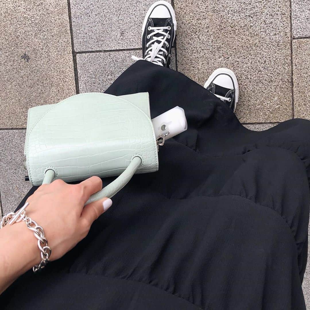 朝日奈央さんのインスタグラム写真 - (朝日奈央Instagram)「お気に入りのバッグ! 持ってるだけでウキウキする😙 AirPods Proはクリアなケースにいれてバッグにつけてるよ♡ ケースはこの間ネットで買ったんだっ🧚🏻‍♂️ #あさひ私服」8月29日 14時40分 - pop_step_asahi