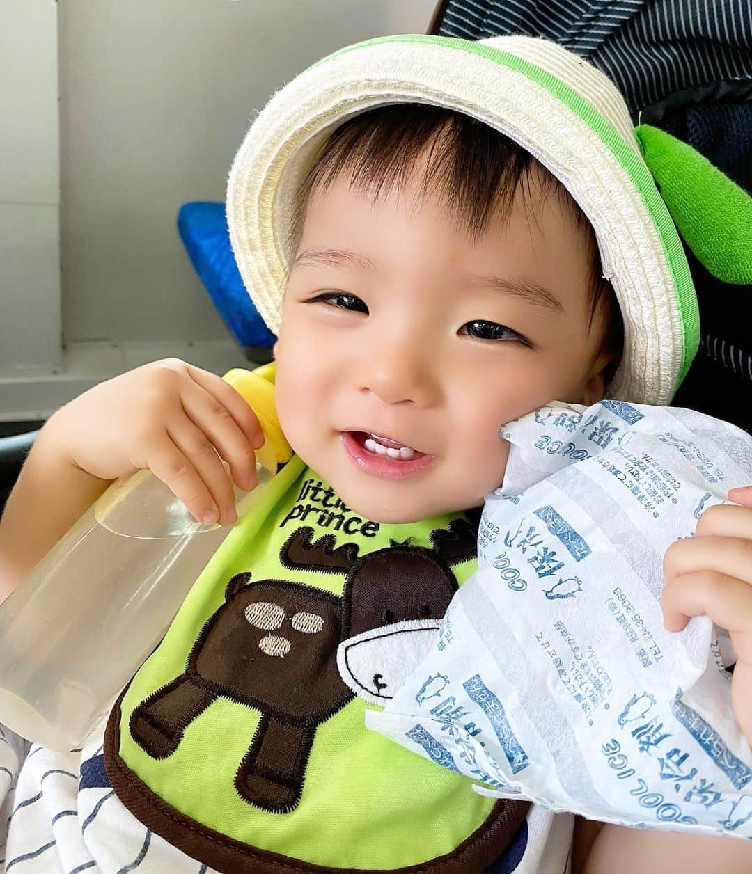 Momoeのインスタグラム：「#happy #家事 #育児 #family #家族 #boy #smile #男の子 #息子 #code #love #lucky #kids #子供 #thankyou #宝物 #ベビー #fashion #follow #心 #縁 #パパ #ママ #家族写真 #男の子ママ #赤ちゃん写真 #photo #子育て #1歳 #flower」
