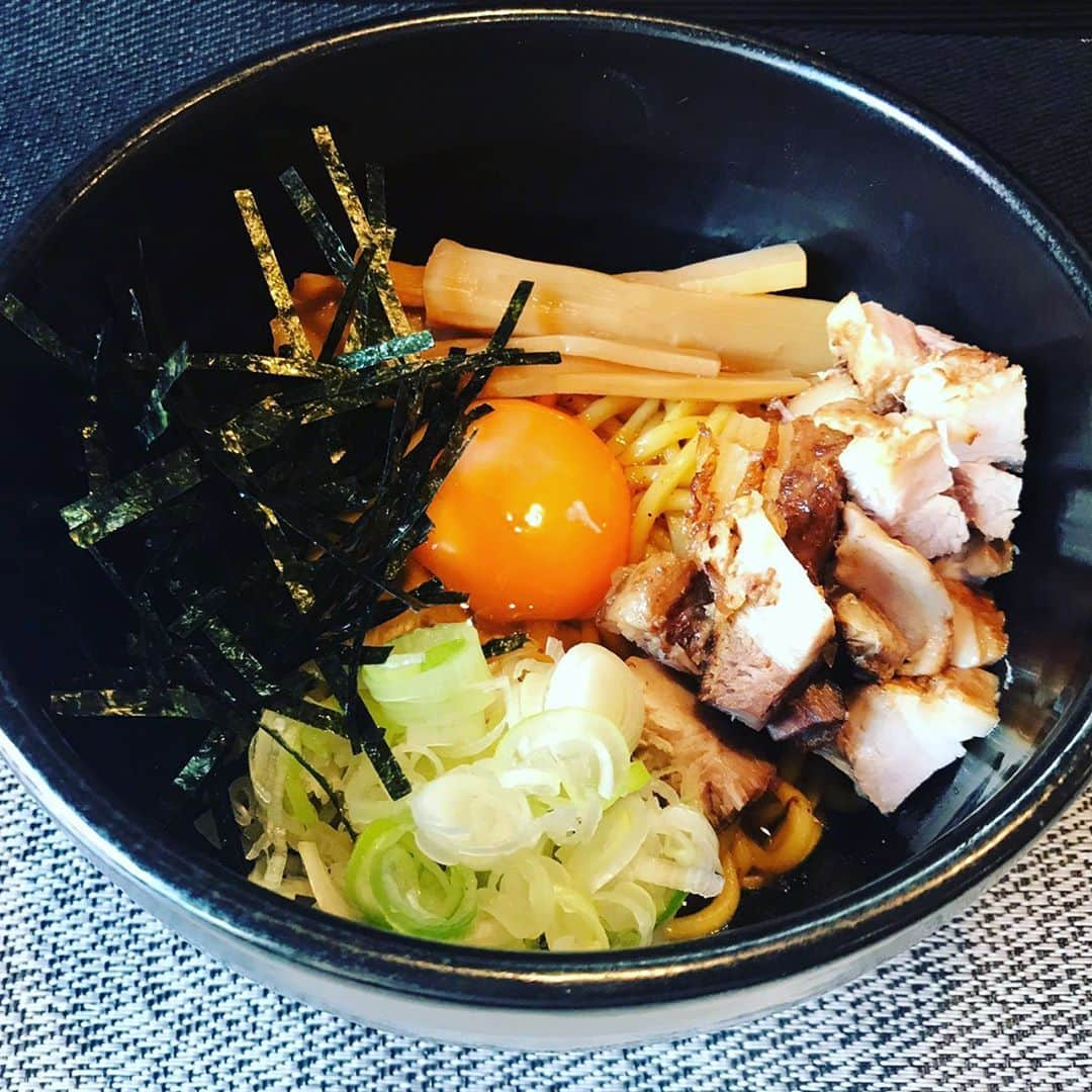 norimotoのインスタグラム：「本人の賄い🍜  油そば🍥 今月の一番人気メニューです😀 ライス🍚と共に如何でしょうか？ 😁 #パン #中華鍋 #食事 #食品 #ディナー #料理 #調理器具 #ランチ #プレート #レストラン #グルメ #おいしい #肉 #キッチン用品 #野菜 #健康的 #魚介類 #食べる #新鮮 #揚げ #ダッチオーブン #ダイエット #チキン #サラダ #調理 #エビ #ボウル #ライス #油そば #本人」