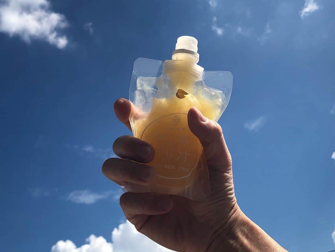 アキ（荒木良明）さんのインスタグラム写真 - (アキ（荒木良明）Instagram)「灼熱😵外やばいー暑すぎるー あれこれ対策せなあかんことばっかりやけど、水分補給など、こまめにどうぞ。 今の空に半凍りにした果汁ゼリー写真を添えて。  #灼熱 #水分補給 #ビタミン補給 #暑さ対策 #半凍り #果汁たっぷりゼリー #吉本新喜劇アキ #そういう時期でしょ」8月29日 14時59分 - mizutamareppuaki