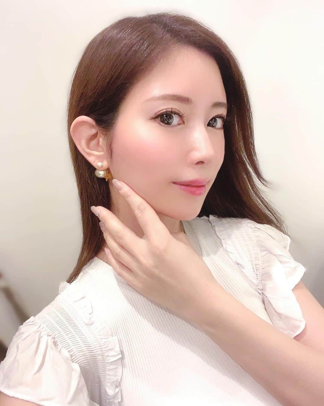 のインスタグラム：「#美活 めっちゃやって良かった🥰 大大大満足！！  もとび美容外科クリニックに行きました⭐︎ 【@motobiclinic 】  最初は違う目的で行ったんだけど、 先生にどうしたらいいか聞いたら 頬のコケたところにヒアルロン酸注入をしたら良さそうって言われたので、先生にお任せしました。  手早く微調整を行いながら… 結果、綺麗な輪郭になって本当に上手くて感激💕  ヒアルロン酸が無くなったら、 また行きたいと思いました♩ ・ ・ ・ ・ ・ ・ ・ ・ #もとび#もとび美容外科クリニック#美肌治療#おすすめ#美容皮膚科#美容外科#ヒアルロン酸#ヒアルロン酸注入」