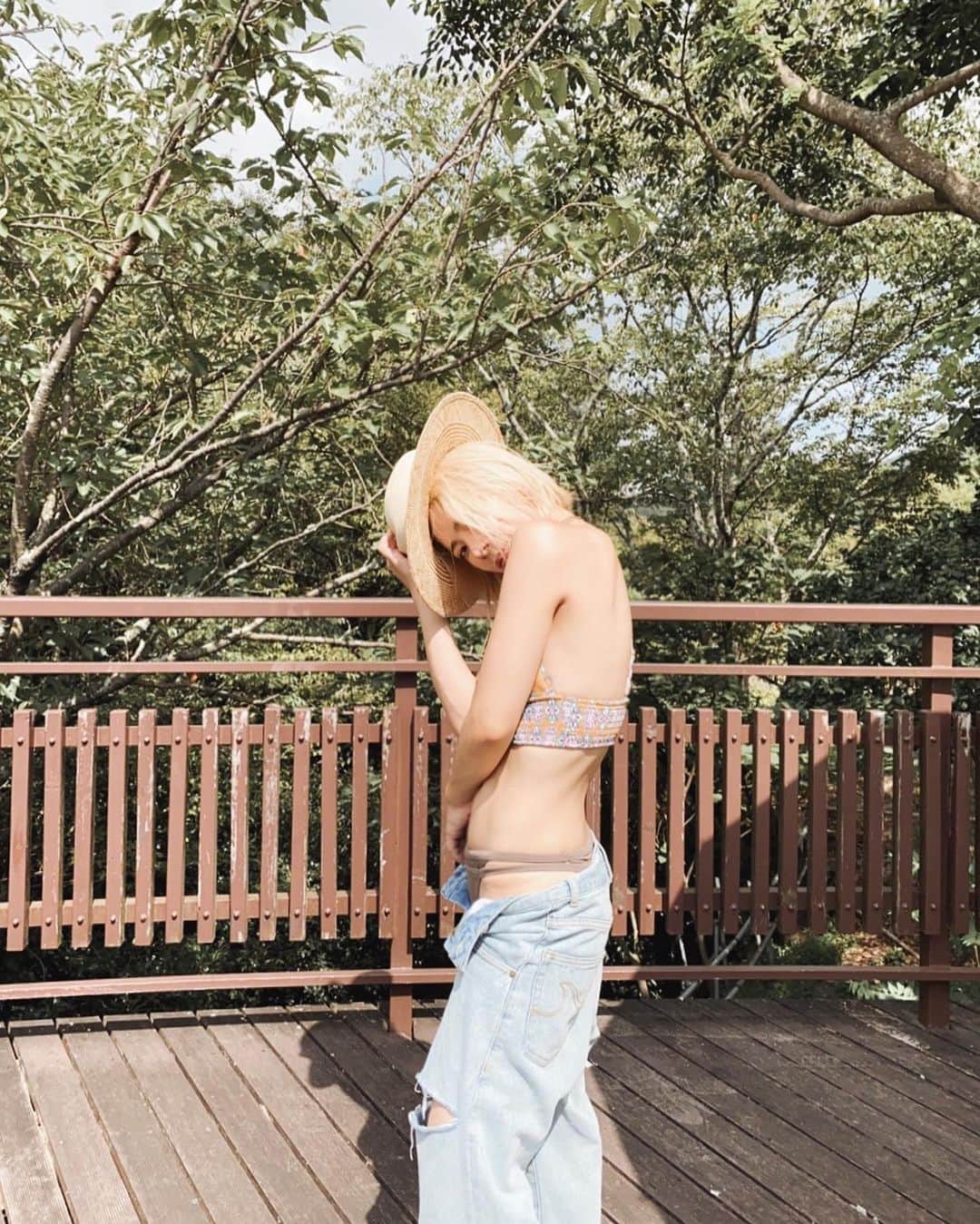 suzuka noseのインスタグラム：「. 👒×👙×👖 専属カメラマン👨🏽いい仕事しますな。  swimwear @alexiastam_official  denim @searoomlynn_official  hat @borsalino_world   #有馬グランドホテル #borsalino #ボルサリーノ #パナマハット #suzuka_ootd」