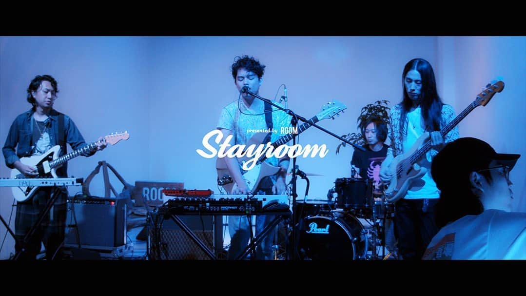 room onziemeのインスタグラム：「•﻿ STAYROOM LIVE vol.1 Archives﻿ ﻿ 🎙️ARTIST × LIVE PAINTER﻿ ﻿ The fin. × SHUN NAKAO(透明回線)﻿ @the_fin @Shun_nnnn @towmeiline﻿ ﻿ 幻想的なサウンドと独特の浮遊感が癖になるThe fin.のライブを、関西を中心に活動するSHUN NAKAO(透明回線)が﻿ライブペイントで表現。﻿ バンドが織り成す熱量や音色という無形物を、有形物である絵に落とし込み具現化していく。﻿ --------------------------------------------﻿ ROOM  OFFICIAL YOUTUBEにて配信中📺﻿ ※プロフィール記載のURLからCheck👏👏﻿ --------------------------------------------﻿ #room_jp #stayroom﻿ #kansano #kickashow #michaelkaneko﻿ #taeyo #thefin #urbanreserch」