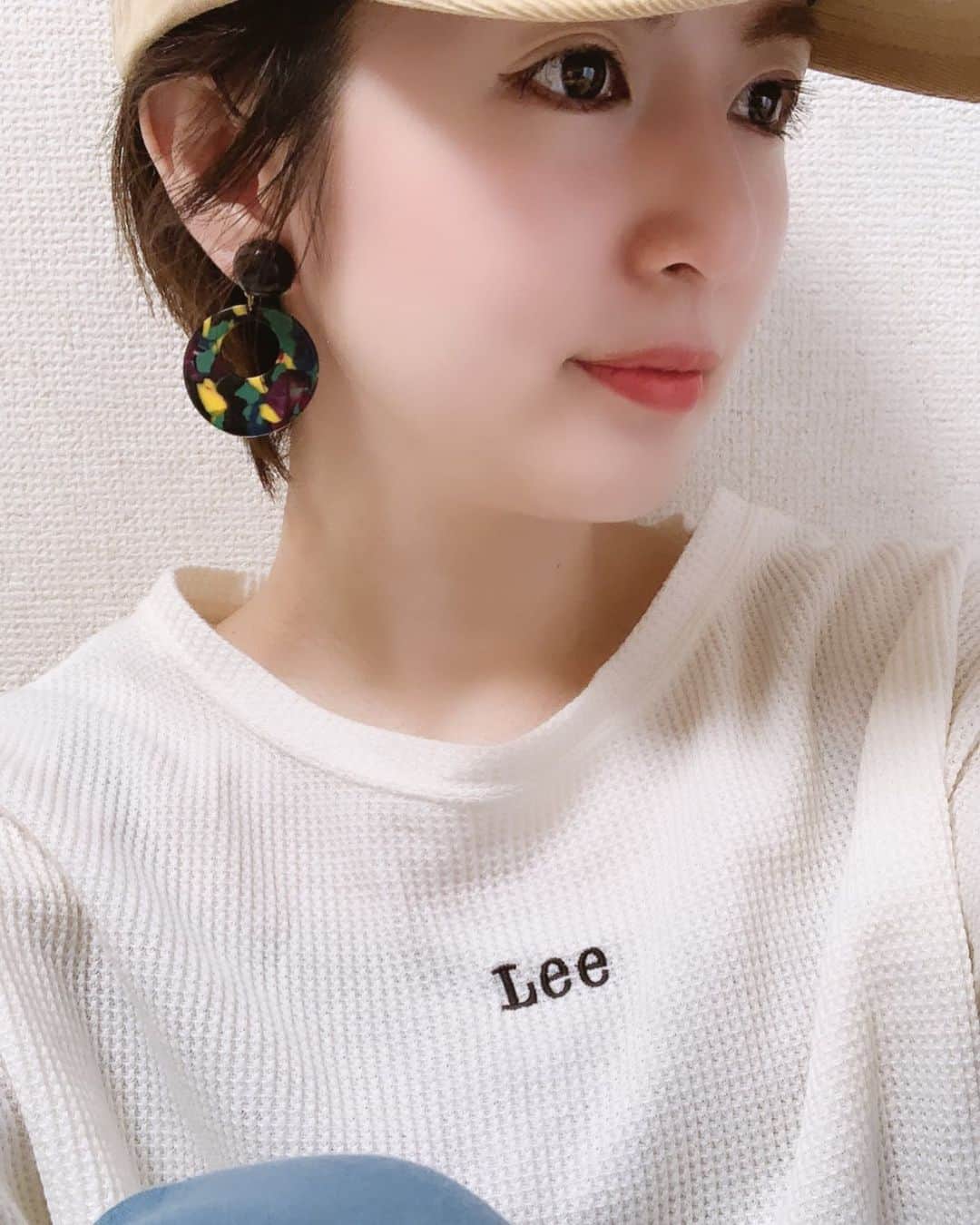 浜田真衣のインスタグラム：「#Lee シリーズにハマり始めた♡ ラフな格好が好きだからかな🤔 カバンも持ってる！！  #monaカフェ #浜田真衣  #japanese #instalike #instagood #instafashion #lee好き #instapic」