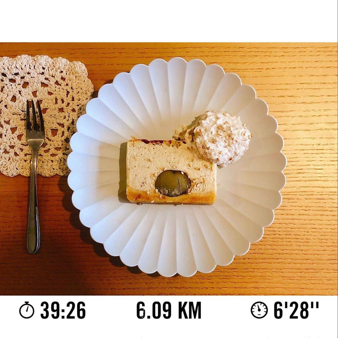 遠藤朋美さんのインスタグラム写真 - (遠藤朋美Instagram)「マロンチーズケーキテリーヌをば🌰🌰🌰 ・ ドディです、こんにちは ・ ただ混ぜるだけのチーズケーキの生地に、 甘栗の栗のペーストと甘栗そのままをぽちょん🌰 と置いてみることにしました。 ・ ほんのり栗の甘さが感じられて、 またまたの自画自賛ですが、 おっ😳となる感じにおいしくできました。 ・ これは、また秋の栗のシーズンに作りたいです。 ・ 大分秋先取りしすぎましたが、 気が付けばもう9月に入ります。 ・ 昨日は、お仕事中打ち合わせが終わった後、上司のおじさん（失礼。）と話していて気が付いたのですが、 まだまだ酷暑が続いているにもかかわらず４か月後にはクリスマス、お正月。 えっ😳😳😳 真冬。当たり前と言えば当たり前ですが、 日本って、面白い国ですね。 ・ その前にご飯の美味しい秋が来るので、 今年も季節を感じながら楽しく食べて走っていきたいです。 ・ ・ ・ 最近5kmしか走っていなかったのですが、 +1kmで健康的にのんびり6kmほど走ってきました ・ 普段私は夫と２人で走っているのですが、横目に 夫は冬の大会に向けてスピードと距離伸ばしのトレーニングを開始 ・ 私は今年のんびり健康ラン派を貫いているのですが、 う・・・・・うらやましい・・・。 ・ 来年の楽しみにとっておきます。 ・ ・ ・  #ドディ #世界を走れドディ #ランニング女子 #ランスタグラマー #running #Marathon #Laufen  #달리기 #마라톤 #跑步 #马拉松 #走ること」8月29日 15時32分 - aristocatsthe817