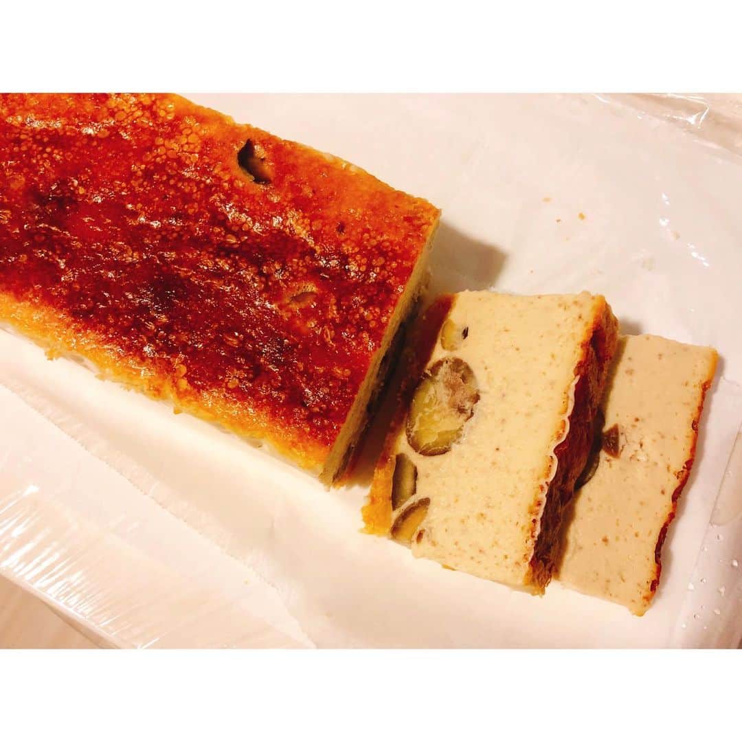 遠藤朋美さんのインスタグラム写真 - (遠藤朋美Instagram)「マロンチーズケーキテリーヌをば🌰🌰🌰 ・ ドディです、こんにちは ・ ただ混ぜるだけのチーズケーキの生地に、 甘栗の栗のペーストと甘栗そのままをぽちょん🌰 と置いてみることにしました。 ・ ほんのり栗の甘さが感じられて、 またまたの自画自賛ですが、 おっ😳となる感じにおいしくできました。 ・ これは、また秋の栗のシーズンに作りたいです。 ・ 大分秋先取りしすぎましたが、 気が付けばもう9月に入ります。 ・ 昨日は、お仕事中打ち合わせが終わった後、上司のおじさん（失礼。）と話していて気が付いたのですが、 まだまだ酷暑が続いているにもかかわらず４か月後にはクリスマス、お正月。 えっ😳😳😳 真冬。当たり前と言えば当たり前ですが、 日本って、面白い国ですね。 ・ その前にご飯の美味しい秋が来るので、 今年も季節を感じながら楽しく食べて走っていきたいです。 ・ ・ ・ 最近5kmしか走っていなかったのですが、 +1kmで健康的にのんびり6kmほど走ってきました ・ 普段私は夫と２人で走っているのですが、横目に 夫は冬の大会に向けてスピードと距離伸ばしのトレーニングを開始 ・ 私は今年のんびり健康ラン派を貫いているのですが、 う・・・・・うらやましい・・・。 ・ 来年の楽しみにとっておきます。 ・ ・ ・  #ドディ #世界を走れドディ #ランニング女子 #ランスタグラマー #running #Marathon #Laufen  #달리기 #마라톤 #跑步 #马拉松 #走ること」8月29日 15時32分 - aristocatsthe817