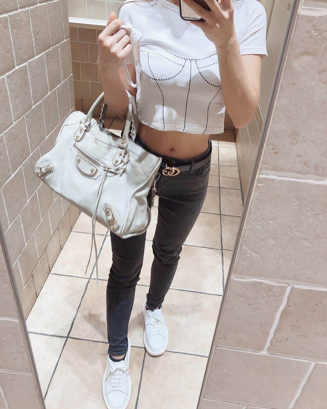 のインスタグラム：「最近スニーカー女子👟♥️ めっちゃDM来る白マスクはユニクロのエアリズムだよ😷 ・ #ootd #outfit #cordinate #sneakers #p31 #balenciaga #diet #dayoff #instagood #happyhoshiday #スニーカー女子 #韓国スニーカー #韓国ファッション #セレクトショップ #ダイエット #美容day #エアリズムマスク #uniqlo #bershka」