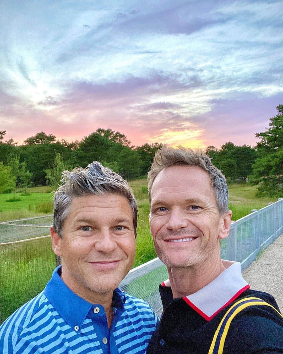 ニール・パトリック・ハリスのインスタグラム：「🥰😍 #neilpatrickharris #davidburtka #nph #db #tagsforlikes #actors #lovethem #handsome #repost #sunset #chef #couple #husbands @nph @dbelicious 🧡🧡 [Repost from @nph]」