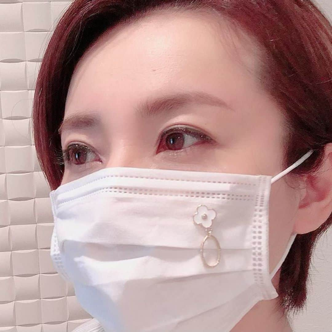 水田竜子さんのインスタグラム写真 - (水田竜子Instagram)「◎水田竜子プロデュース◎ ハンドメイドアクセサリーSHOP・「R's」💎 ・ 新作アクセサリー販売開始のお知らせです❗️ ・ 今回はお手持ちのマスクを可愛く#マスクデコ できちゃうアイテム#マスクチャーム です💎 ・ マグネット式で、お肌を守るシリコンカバー付きになっています。 ・ 気になる方は、是非SHOPをチェックしてくださいね❤️ ・ SHOPへは、プロフィールページから→ホームページ→SHOPへ！ BASEアプリでも販売しています⭐️ ・ ・ ・ #水田竜子  #Japan #singer #演歌 #ハンドメイドアクセサリー #新作アクセサリー #アレルギー対応アクセサリー #新作販売」8月29日 15時36分 - mizuta.ryuko