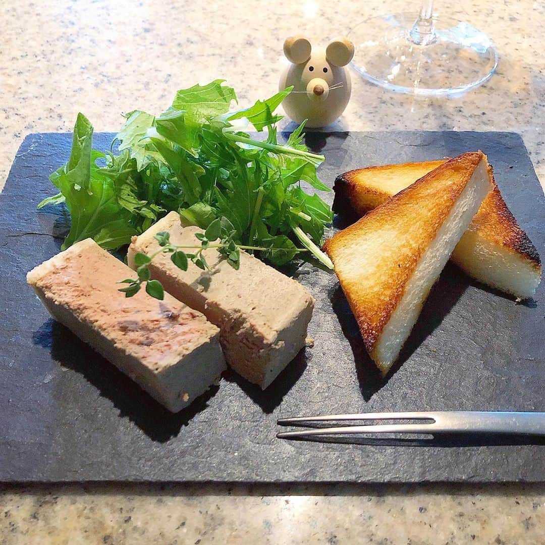 榊山敬代のインスタグラム：「☀️🍾🍞… ・　 休日の朝はパン焼いて　 パテをカットしまして　  ロゼのシュワシュワ一杯 朝シャンセット制作の巻  こんがり焼いたパンへ 濃厚なパテとの相性は バターにはない特別感  やっぱりまたもやパテにも パラパラとタイムを添えて  今年は旅行を控えたいかたわらに 日常の楽しみとご褒美で工夫の時  今まで楽しみは外にあるという幻想も 楽しみはココという手元にある現実へ  見直したいとき  ところで昨日は 安倍さま辞任の ニュースに驚き  そのニュースを知りましたのも 母親からのメールなのでした…  病気はさておき決断されました みえない背景も気になります時  そして  決断された正直なきもちへ 今はお疲れ様を伝えたい時  人はだれでも善くなるように がんばるけれど心が折れたら  しかたないとき  社会に矛盾はつきものだけど 自分には正直にいたいなぁと  あらためて感じる８月のおわり  #夏のおわり …🎐… ・ ・ ・  ・ ・ #おうちごはん #おうち大好き #enjoyhome ・ ・  ・ ・ #朝食 #moaning #ご褒美 #朝シャン #お肉 #meat #chicken #鶏肉 #パテ #brut #しゅわしゅわ #ロゼ #rosé #タイム #Time #bread #パン #vegetable #Herb  #wine #artist #kitchen #cooking #日本画家 の #お料理こんなもん」