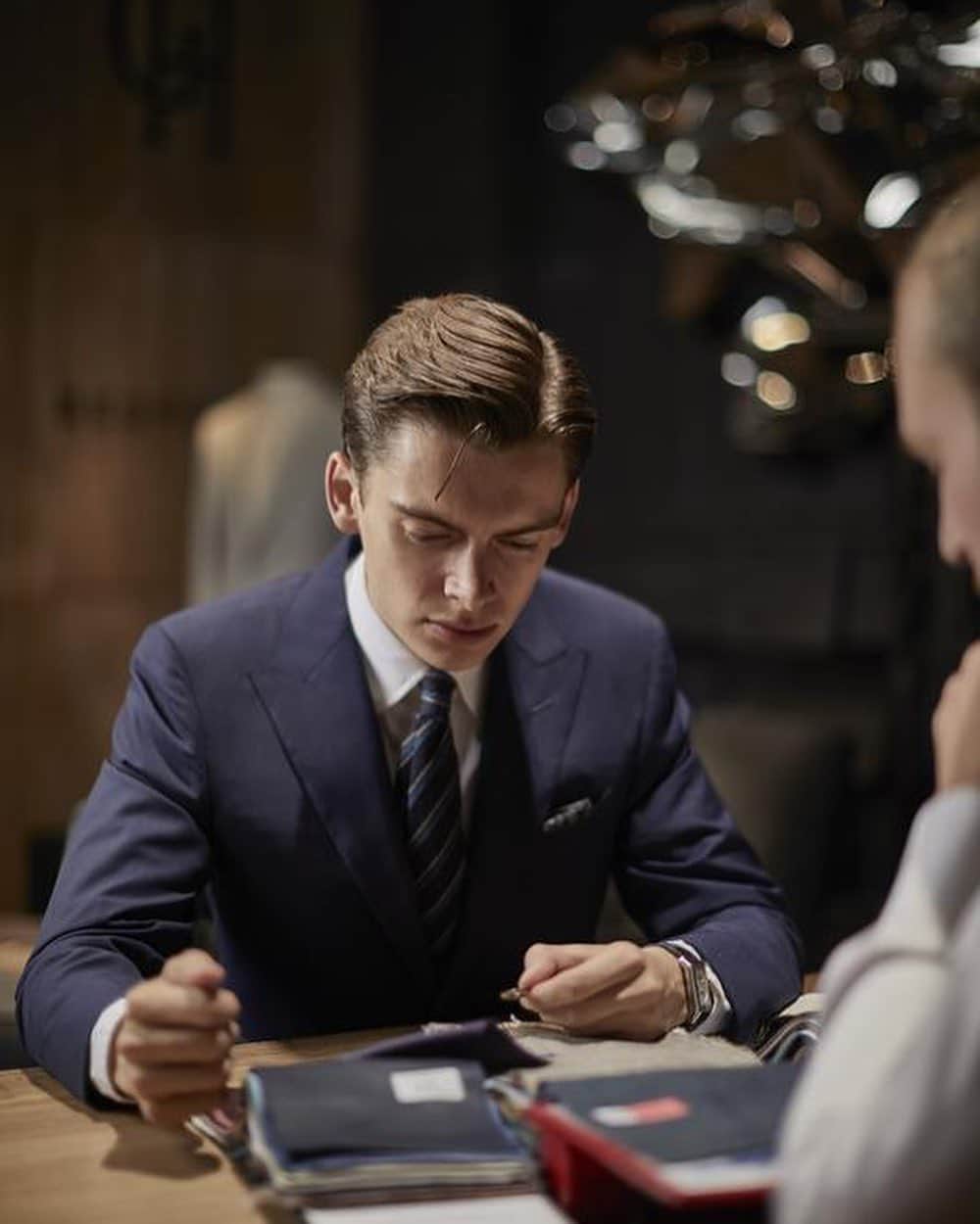 ギーブス&ホークスのインスタグラム：「The sartorial excellence of our made to measure service provides our customer with the suit of their choosing finely tailored in the best of British cloths to their individual needs. Book your appointment now at No.1 Savile Row or any of our regional stores.  #gievesandhawkes #madetomeasure #tailoringservice」