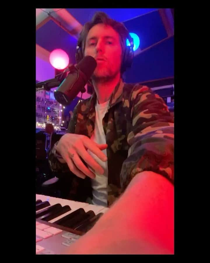 ジェシー・カーマイケルのインスタグラム：「https://www.twitch.tv/jessecarmichael I know u can’t click that... but that’s what you would click if you could click on it to get to jessecarmichael on twitch... there’s lots to talk about and lots of music to make. Let’s hang out...」