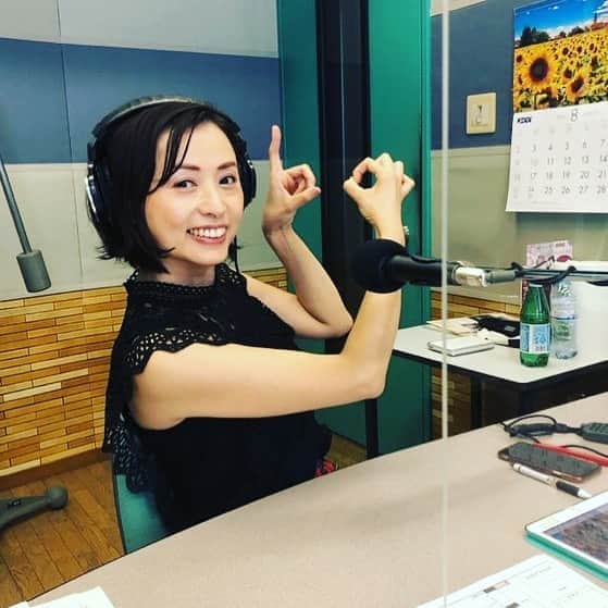南早苗のインスタグラム：「昨日はエフエム石川でのラジオデー。 毎週金曜日の11時半〜3時半まで生放送の 「Flyin'Pop」は放送100回を迎えることができました🎉 この番組の歴史はまだ浅いですが、一つの節目を 迎えられたことに幸せを噛み締めています。 いつも聞いてくださっている皆様、支えてくださっている皆様、ありがとうございます💓  昨日は改めて、たくさんの方々がこの時間を 共有してくださっているのだなぁ😆と感じました。  毎回毎回が一期一会✨ 聞いてくださっている方々を想像しながら、 ますますラジオの時間に夢中になります😆 いろんなことにスルーしがちな私ですが、 これからもツッコミをどうぞよろしくお願いします🤝  #エフエム石川　#flyinpop #fm #ラジオ　#ラジオの時間　#ラジオdj  #ラジオパーソナリティ　#happy #お祝いメッセージありがとうございました」