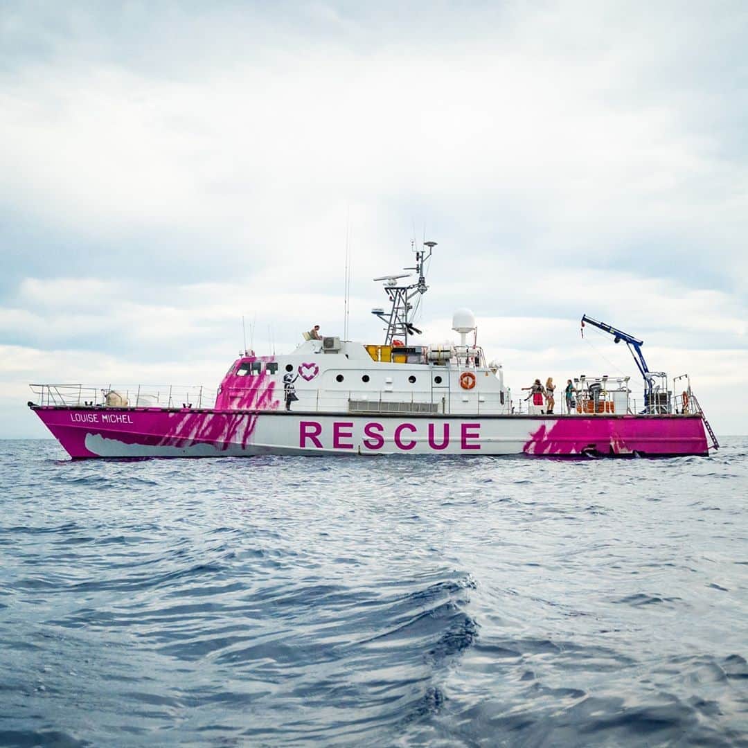HYPEBEASTさんのインスタグラム写真 - (HYPEBEASTInstagram)「@hypebeastart: @banksy has funded a 31 meter rescue boat to rescue refugees making their way from North Africa to Europe. Located in the Mediterranean Sea, the street artist’s bright pink boat has been named “Louise Michel” after the French feminist anarchist and features the word “rescue” and the ‘Girl With Balloon’ artwork. A crew of European activists that departed from Valencia on August 18 on its maiden journey have been able to rescue a total of 89 refugees. Find out more details by visiting the link in our bio.⁠ Photo: Louise Michel」8月29日 16時01分 - hypebeast