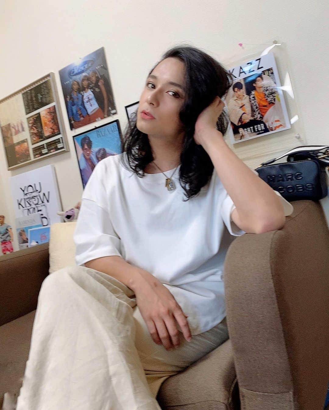 HIDEKiSMのインスタグラム：「ナチュラル美人を目指したショットを、カミュちゃんが必死こいて撮ってくれたんだけど。 なんでだろう。  イライラするよね？  ナチュラル美人目指してるのに溢れ出るヲカマ臭は、留まることを知りません💋  それは一体なぜなのか。  考えたんだけど、 やっぱり背景がタイBLやら、Barbieの彼氏の人形やら、海外DIVAが飾られてるからだと思う😞❤️ これぞヲカマ's Room❇️ @souljuicemuzik  @kamusyuji  @enviigabriella   #enviigabriella #hidekism #gay #lgbt #entertainment #オネエ #エンガブ #tokyo #japan  #makeup #youtube #chirstinaaguilera  #barbie #サラワット 推し」
