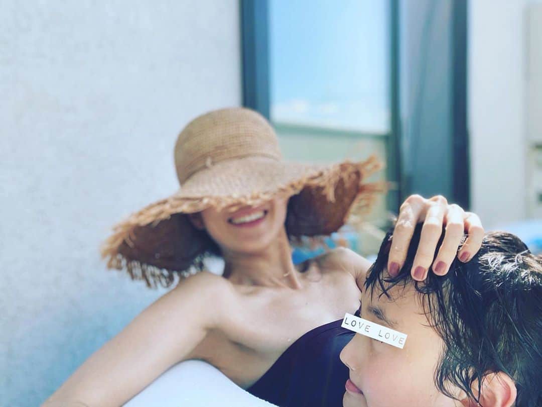 神崎恵さんのインスタグラム写真 - (神崎恵Instagram)「「ままもいっしょがいいー‼‼︎︎」 何回も言われたら、入らないわけにはいかないね〜。 いつもはお父さん担当の家プール。 今日はお母さんがんばりました💪 水の感触、気持ちいい。 せがんでくれた息子に感謝。 そうだね、そうだね、そうだった。 夏は夏の楽しいことを。 夏、まだ行かないで〜。 #プール #2020夏 #金のアネッサ　塗りまくって参戦」8月29日 16時19分 - megumi_kanzaki