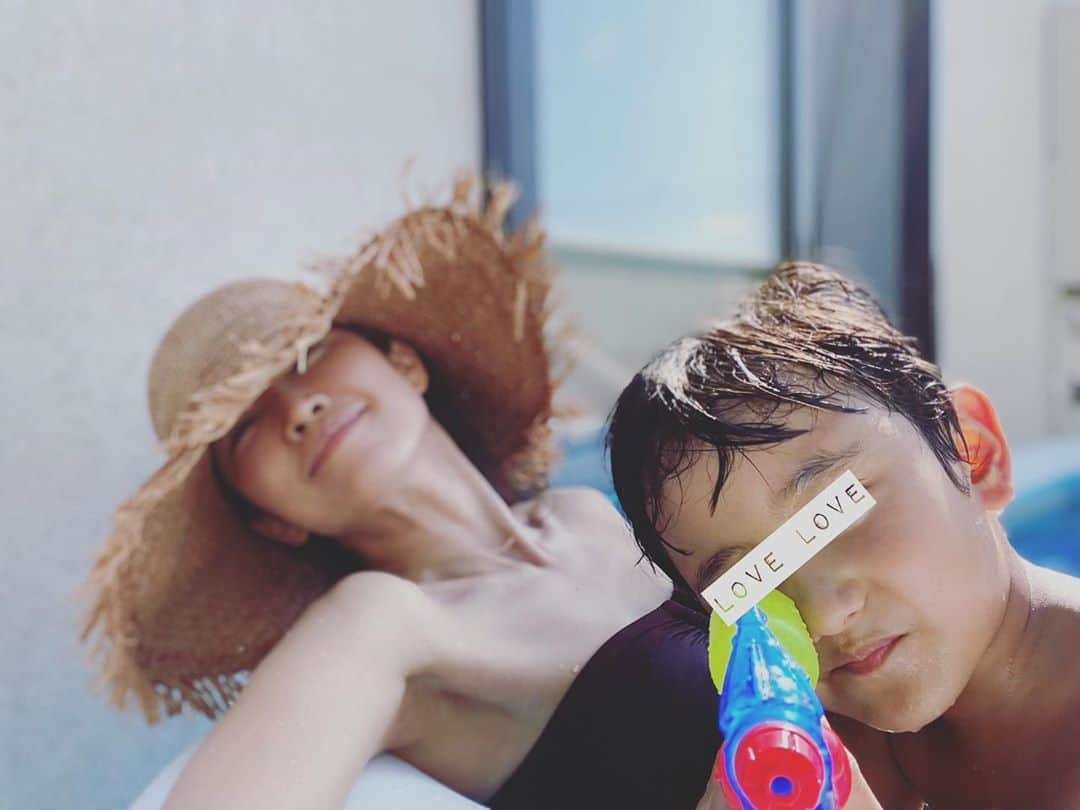 神崎恵さんのインスタグラム写真 - (神崎恵Instagram)「「ままもいっしょがいいー‼‼︎︎」 何回も言われたら、入らないわけにはいかないね〜。 いつもはお父さん担当の家プール。 今日はお母さんがんばりました💪 水の感触、気持ちいい。 せがんでくれた息子に感謝。 そうだね、そうだね、そうだった。 夏は夏の楽しいことを。 夏、まだ行かないで〜。 #プール #2020夏 #金のアネッサ　塗りまくって参戦」8月29日 16時19分 - megumi_kanzaki