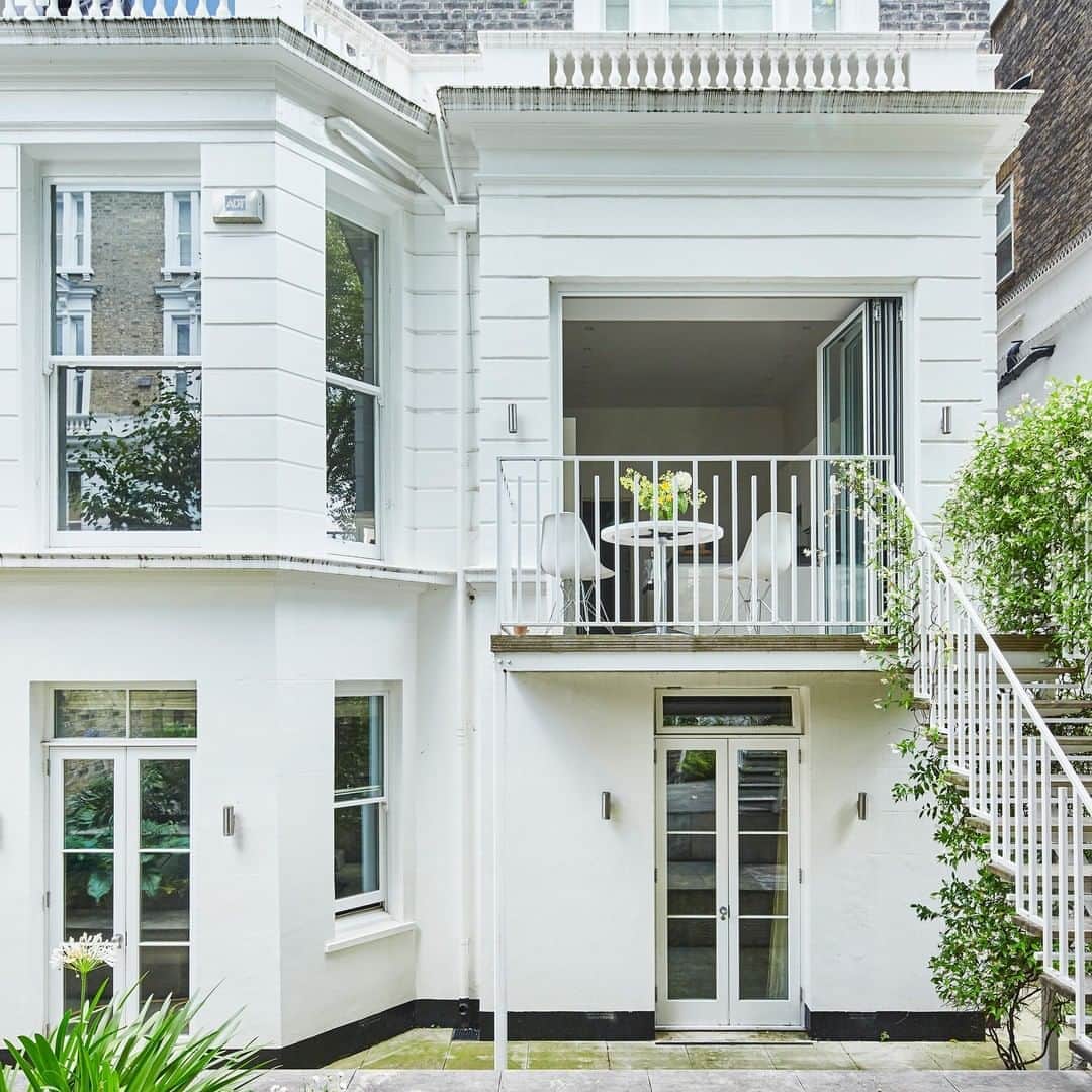 The Modern Houseさんのインスタグラム写真 - (The Modern HouseInstagram)「#forsale Phillimore Place: a light-filled Kensington home characterised by its generous bay windows. Click the link in our bio to see the sales listing.」8月29日 16時11分 - themodernhouse