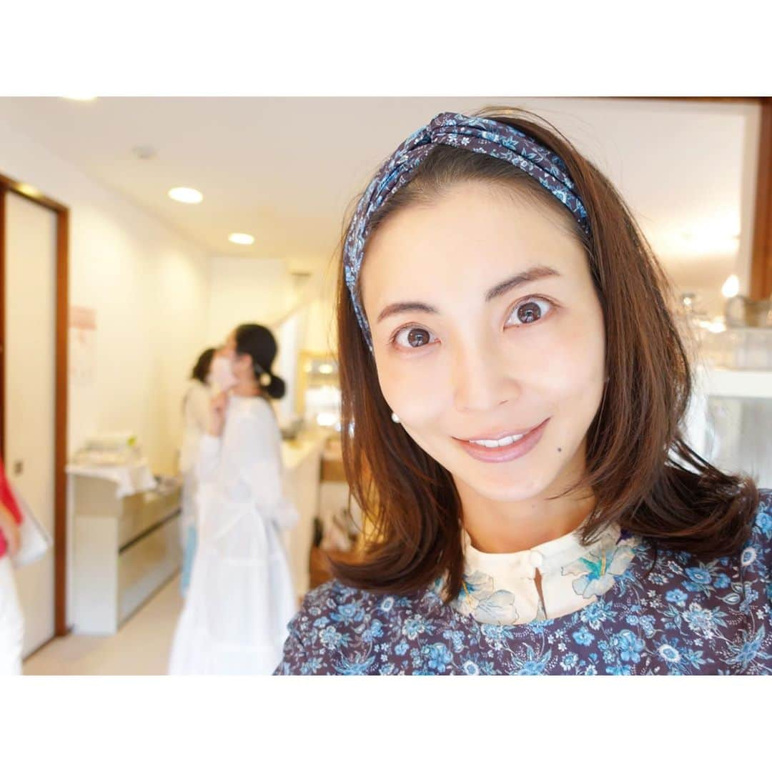 押切もえさんのインスタグラム写真 - (押切もえInstagram)「👗 昨日YouTubeに動画をアップしました！  おうちで過ごす時間が増えてますます人気に拍車がかかっているオーガニックコットンブランド @nanadecor_official さんと @elleshop_jp とコラボアイテムを作っているのですが、その製作風景を紹介しています。  1枚目は、忙しいけれどお料理する人を応援したい！かっぽう着からヒントを得た「クッキングドレス」とヘアーバンドのサンプル。 汚れが気にならない生地を選んだよ。 ヘアーバンドはもう少しボリュームを出せないものかとご相談中。  2枚目は、ナナデェコール代表の神田恵実さんと。  3枚目は未完成の4wayワンピース。 動きやすさをチェック。  ぜひ動画を見て意見を聞かせてね！ リンクから移動できます。  ナナデェコールのルームウェアやパジャマは本当に着心地が良くて長持ちするのでおすすめです。  完成したら、またこちらでもお知らせしますね♪  #organic  #organiccotton #organiccottonclothing  #オーガニック　#オーガニックコットン #nanadecor  #ルームウェア #cooking #エプロン #かっぽう着  #elleshop」8月29日 16時14分 - moe_oshikiri