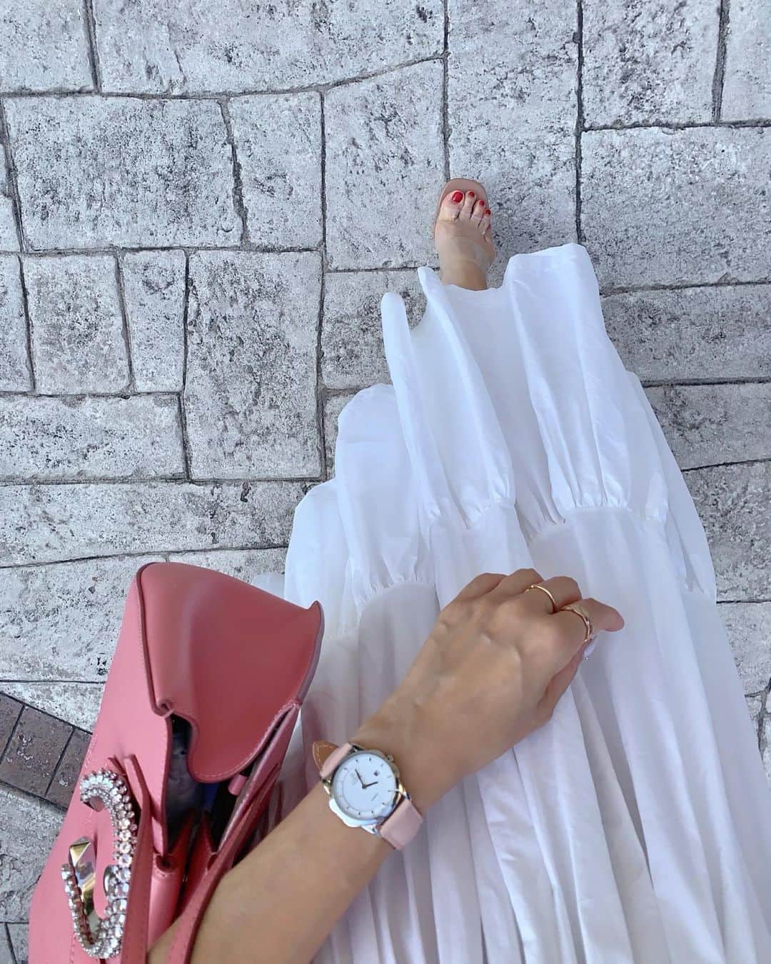 のインスタグラム：「⁑ とことこ👡  #sandals #zara #dress #hm #watch #lobor  #bag #jimmychoo  ああ朝起きたら首が痛い、寝違いかな〜  ___________________★ ___________________﻿﻿﻿﻿ インスタコンサルティング 受付中 詳細は @ayako__miyata  プロフィールURLよりご覧ください﻿﻿﻿﻿ ___________________★ __________________  #ハイヒールLOVERS #宮田綾子 #あしもと倶楽部 #あしもとくらぶ #足元コーデ #足元くら部 #サンダルコーデ #プチプラコーデ #きれいめコーデ #きれいめカジュアル #きれいめファッション #大人カジュアル #ザラ #ザラジョ #hmxme #yeshm #手元くら部 #手元倶楽部 #ジミーチュウ #お洒落さんと繋がりたい #code #ootd」