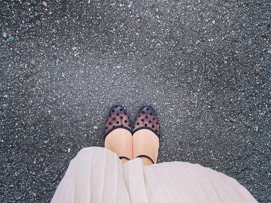 沙羅さんのインスタグラム写真 - (沙羅Instagram)「最近お気に入りの靴です。﻿ ﻿ #黒ドットが好き🥰﻿ #つま先出てないと #フォーマルでもいける #通気性もいい🎐 #らくちんキレイシューズ✨﻿ #ヴェリココ」8月29日 16時23分 - sarapika128