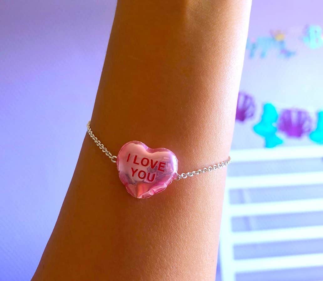 のインスタグラム：「I LOVE YOU💟 @marcjacobs 💗 何でもない日に（いつもママ業頑張ってくれてるから、これ見てテンション上げてね🙌🏾💓）ってプレゼントしてくれた💘 欲しかったmarc jacobsのPiNKのballoonブレス🎈💗 アリエル抱っこしながら👶🏽いつも見えるから、可愛い〜💘ってテンション上がってる💜 ありがとう😍💞 #marcjacobs #pink #pinkballoons #iloveyou #theballoonbracelet #balloonbracelet #balloon #accessory」