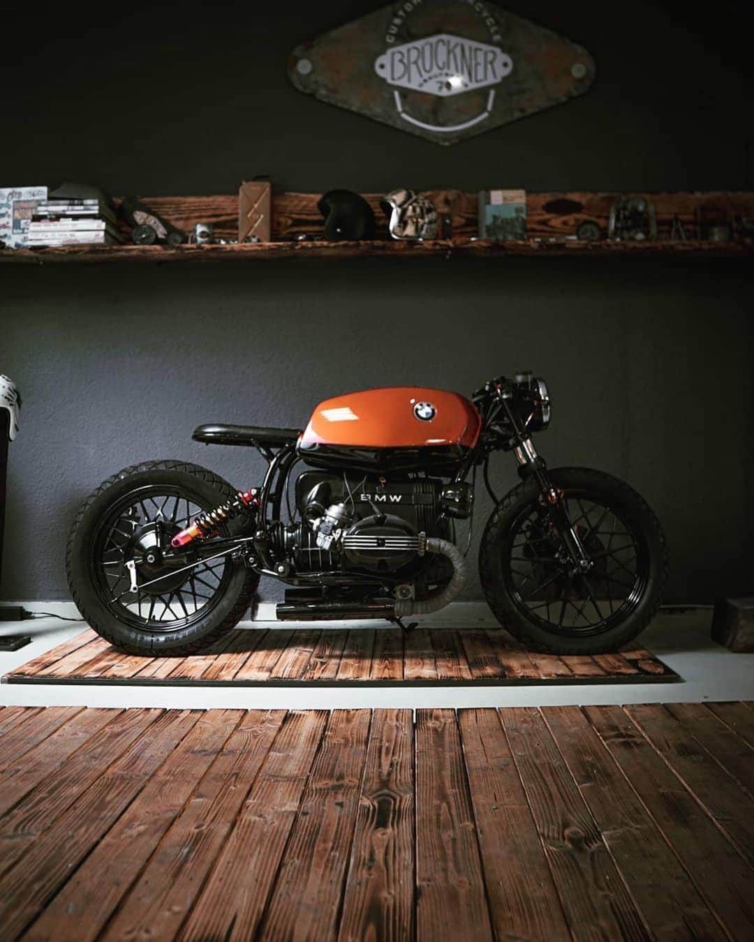 epidemic_motorsさんのインスタグラム写真 - (epidemic_motorsInstagram)「Vor 13 Jahren gebaut.  Bmw R45 cafe racer @bruecknermanufaktur  @michelin @kellermann_company @bmwmotorrad Foto @rian_leslie  The art of Motorcycle.  #Brücknermanufakur #bmw #r45 #caferacer#Magdeburg#caferacer #bobber #caferacerclubs #caferacerculture #Dekra#kellermann #motocycle #motogadget #harleydavidson #ducati #custombike #custom #bmw #like4likes #handwerk #chopper #selbstständig  #erfülle #deinen #traum」8月29日 16時31分 - epidemic_motors