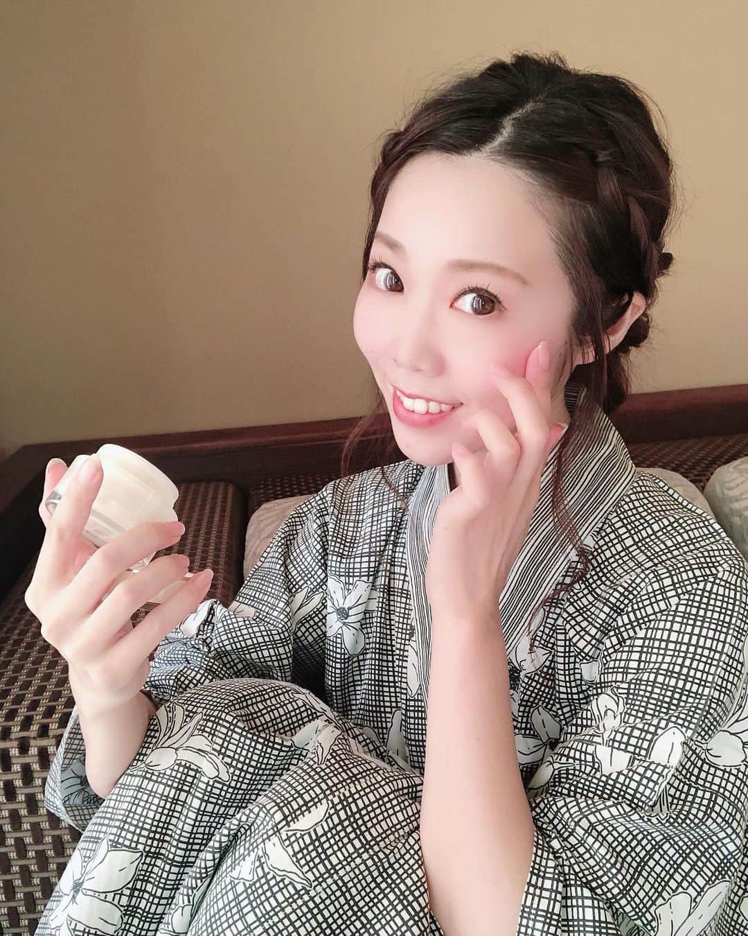 のインスタグラム：「♨️♨️♨️﻿ ﻿ #スキンケア﻿ お肌をやわらかくして﻿ しっかり保湿を心がけてます✨﻿ ﻿ プールにも入ったし﻿ 冷房にも日々当たってるし🍹﻿ ﻿ ﻿ 旅行にも持って行ったのは﻿ 乾燥してる肌を一気にもちもちにしてくれる﻿ シカクリーム🌻﻿ @nanoa.official﻿ ﻿ ﻿ 美容皮膚科医監修なので﻿ そこからもうなんか安心感(*´꒳`*)﻿ ﻿ そしてもちろん無添加処方で﻿ アルコールや香料などもフリー🌱 ﻿ 最先端医療から生まれた﻿ 次世代スキンケアクリームらしい♡﻿ ﻿ ﻿ 質感自体はそこまで重くなくて﻿ すーっと伸びるけど﻿ ﻿ とにかく夜塗ったら﻿ 朝のモチモチ感がすっっごい(´⊙ω⊙`)﻿ ﻿ ﻿ 夏のお疲れ肌や﻿ 乾燥にお悩みの方におすすめ🙋‍♀️﻿ ﻿ ﻿ Amazonで販売してるので﻿ 「ナノア」で検索して見てね♫﻿ ストーリーにリンク貼っておきます✨ ﻿ ﻿ #ナノア #NANOA #保湿クリーム #幹細胞コスメ #ヒト幹細胞 #ヒト幹細胞培養液 #エイジングケア #アンチエイジング #シカクリーム #pr﻿ #美容オタク　#コスメ　#次世代﻿ #スキンケア　#保湿ケア」