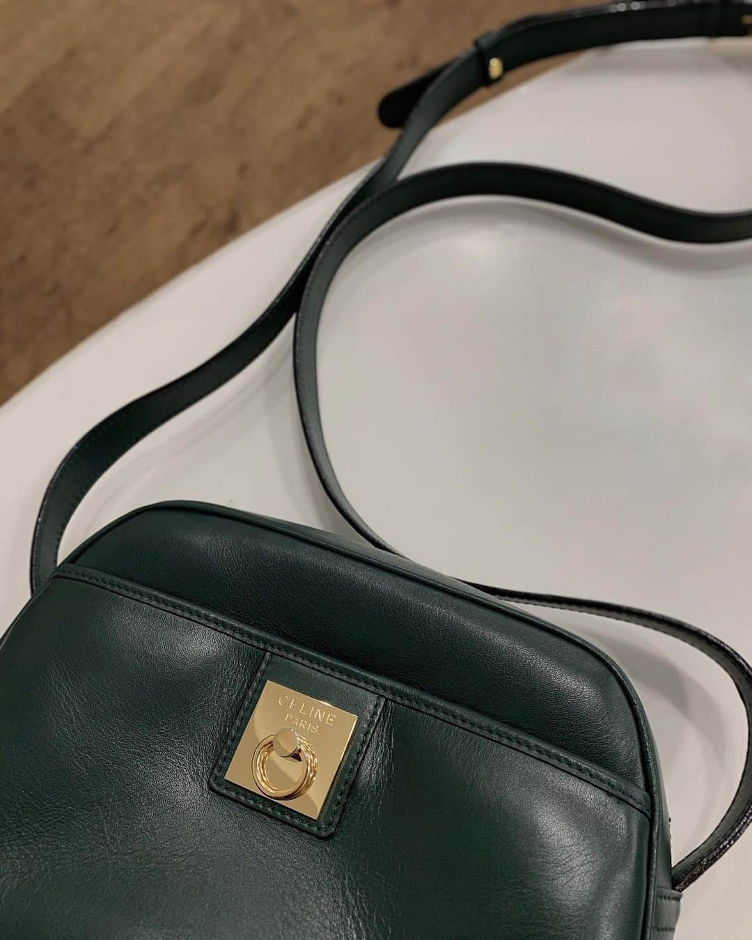 舞雛かのんさんのインスタグラム写真 - (舞雛かのんInstagram)「🍃.  vintage celine. @hedy_japan @hedy_daikanyama   最近グリーンアイテムが気になる‪‪❤︎‬. 金具部分のデザインも可愛いの.  #hedy #hedydaikanyama #vintage #bag #fashion  #daikanyama #celine」8月29日 16時39分 - mizho_601