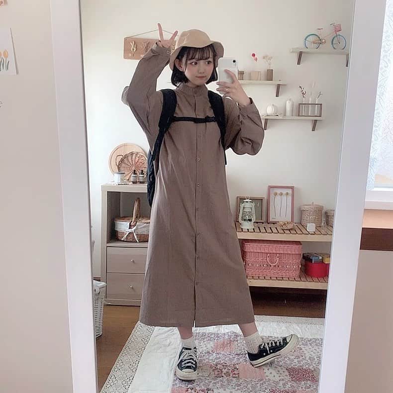 みさねのインスタグラム：「ㅤ わんピース✌🏻🤎 ㅤ をリュックとスニーカーでカジュアルにした😀 ㅤ @fifth_store のワンピース〜70%おふ❣️ ㅤ #ワンピース #カジュアルコーデ #平均身長コーデ #フィフス #fifth #fifthtl #ドロストデザインノーカラーシャツワンピース #カジュアル #ワンピースコーデ #夏コーデ #スニーカー #スニーカー女子 #リュック」