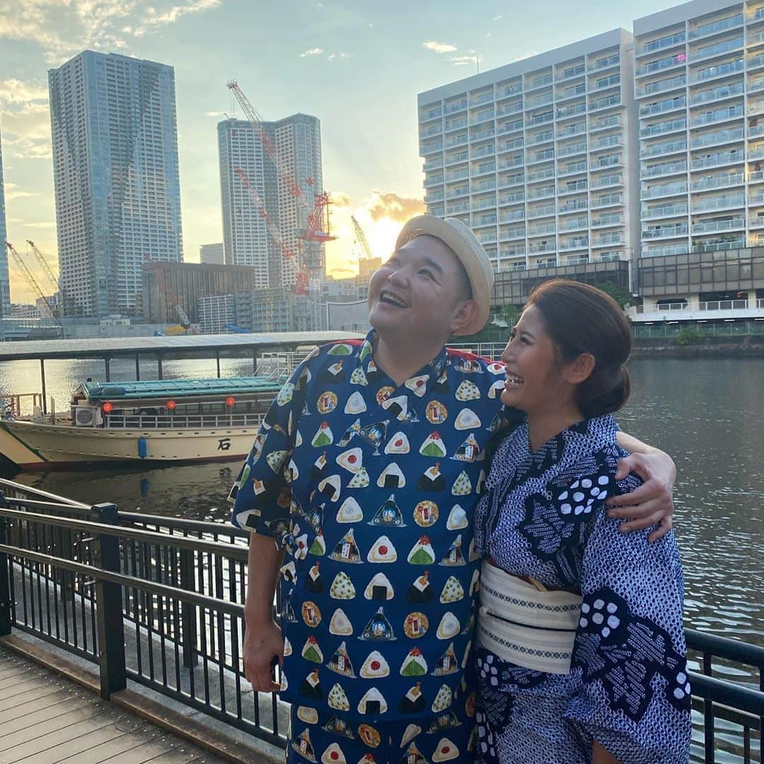 内山信二のインスタグラム：「今年の夏はなかなか出かけられないし、 イベントも中止が多いから浴衣も着れないと言う事で屋形船に甚平と浴衣を着て乗ってきまし〜た！  今は少人数で超低価格で貸し切りが出来るから安心だよね🙌  琴ちゃんの綺麗な浴衣姿が観れて いい夏の思い出ができたなぁ〜🤗  いつかは甚平と浴衣を着て2人で 小料理をやりたい👼  #屋形船 #貸し切り #甚平 #浴衣 #ほれなおした  #夏の思い出 #江戸っ子の遊び #ソーシャルディスタンス  #消毒 #検温 #しっかりして乗船 #また行こう」