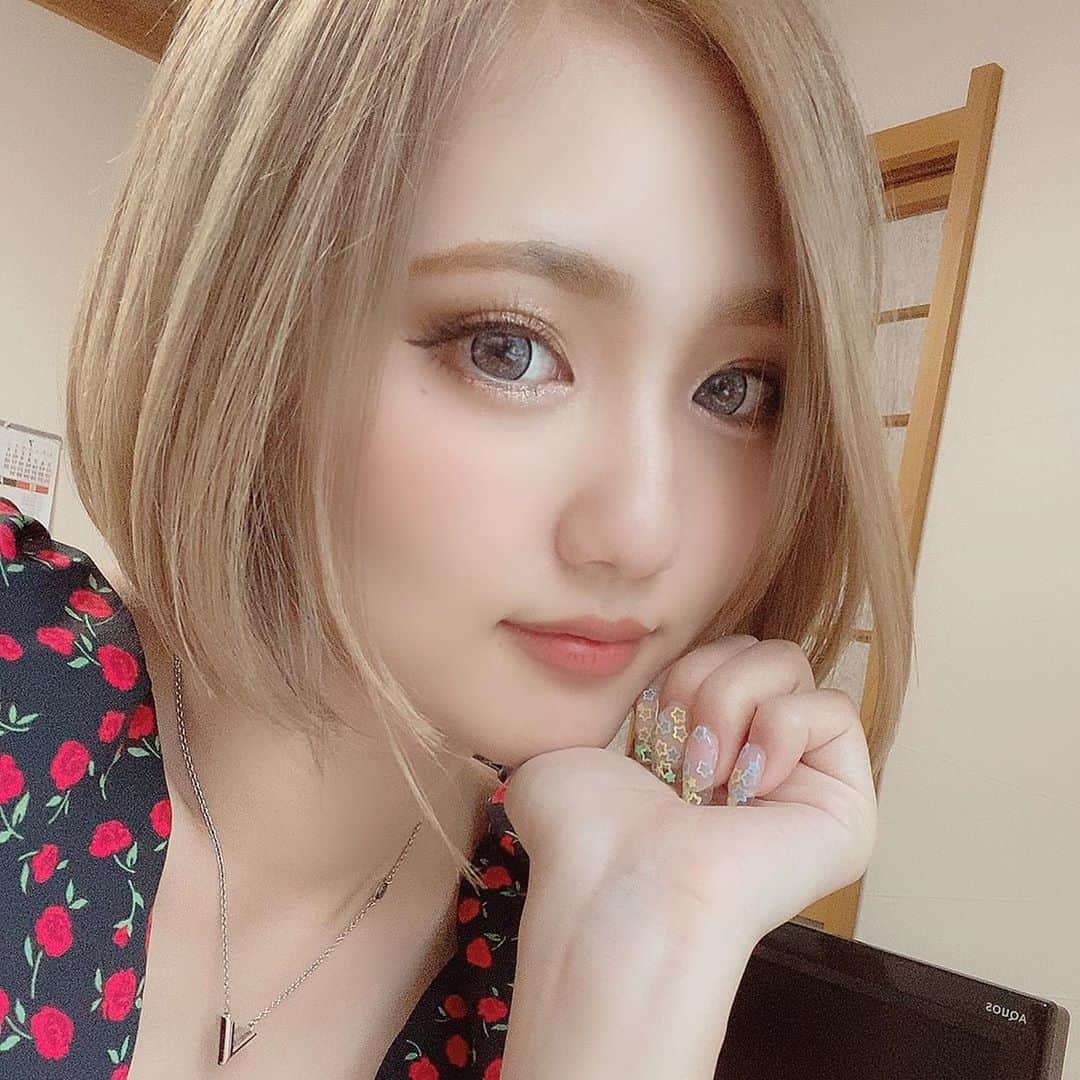 守田美咲のインスタグラム：「KR2Sさんでカラートリートメントとカットしてもらったよ💇🏼‍♀️🎀  金髪ボブが1番しっくりくる🤤💓 いつもKR2Sさんありがとうございます🥺⭐️ メイク薄めと濃いめ😋  #kr2s中百舌鳥 #金髪ショート #金髪ボブ #美容院 #ボブ #メイク #トリートメント #サラサラヘアー」