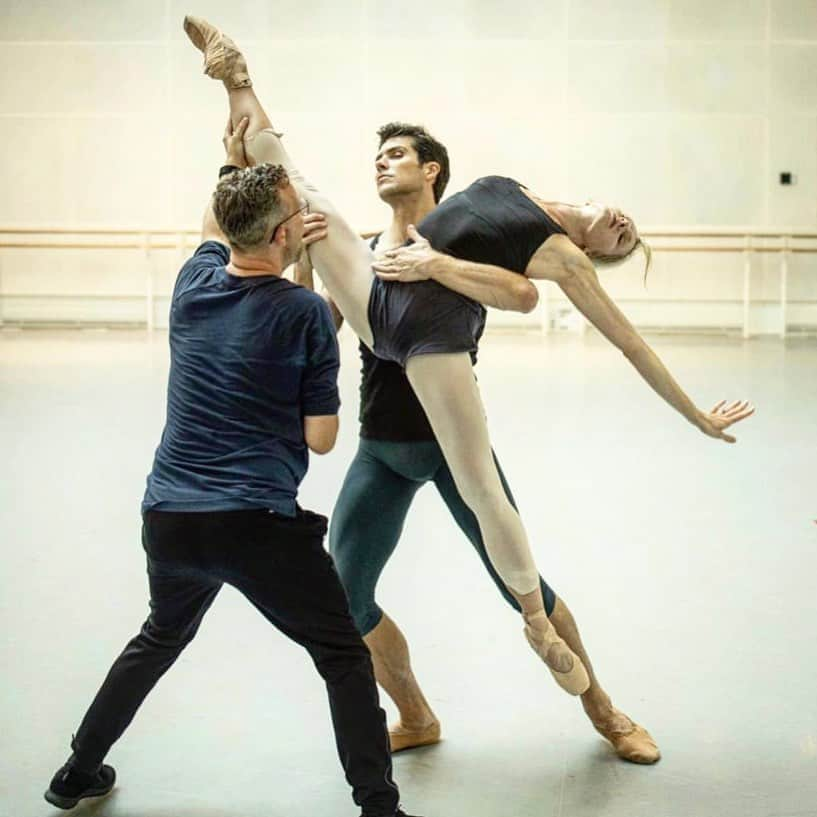 ロベルト・ボッレさんのインスタグラム写真 - (ロベルト・ボッレInstagram)「A year ago with @__melissahamilton and @antoine_v rehearsing at @royaloperahouse @studiowaynemcgregor 🥰」8月30日 2時27分 - robertobolle