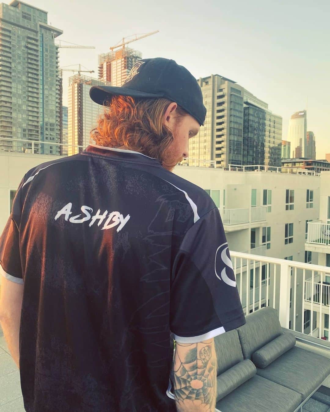 Of Mice & Menさんのインスタグラム写真 - (Of Mice & MenInstagram)「Grabbed your OM&M x @akquire esports jersey yet?!   ➡️ Available now @ OFMICEMERCH.COM」8月30日 2時28分 - omandm